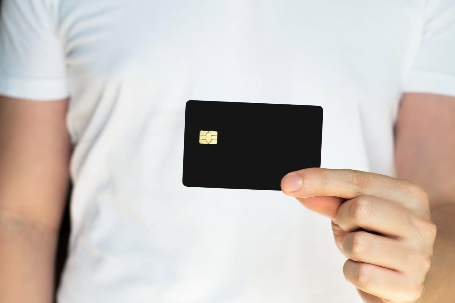 carte bancaire noire tee-shirt blanc