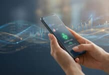 Frais eToro : comment minimiser l’impact EUR/USD Mains tenant un smartphone affichant la conversion EUR/USD, frais réduits et 5% d'économies, sur fond financier.