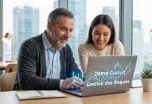 Comment apprendre le trading avec IG : Guide débutant 2026 Un homme et une femme souriants regardent un laptop affichant des graphiques de trading et les textes "Démo Gratuit" et "Gestion des Risques".