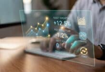 Comprendre le etoro spread pour réduire vos frais de bourse Un trader utilisant une interface holographique affichant des données financières et des statistiques de réduction de frais.