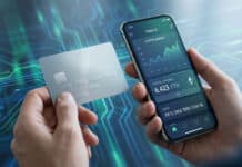 Avis eToro Money : la solution bancaire et wallet de 2026 Mains tenant une carte bancaire et un smartphone affichant une application de gestion de cryptomonnaies.
