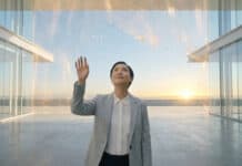Plafond assurance vie : y a-t-il une limite de dépôt ? Une femme d'affaires contemple une pluie de particules dorées dans un environnement architectural moderne au lever du soleil.