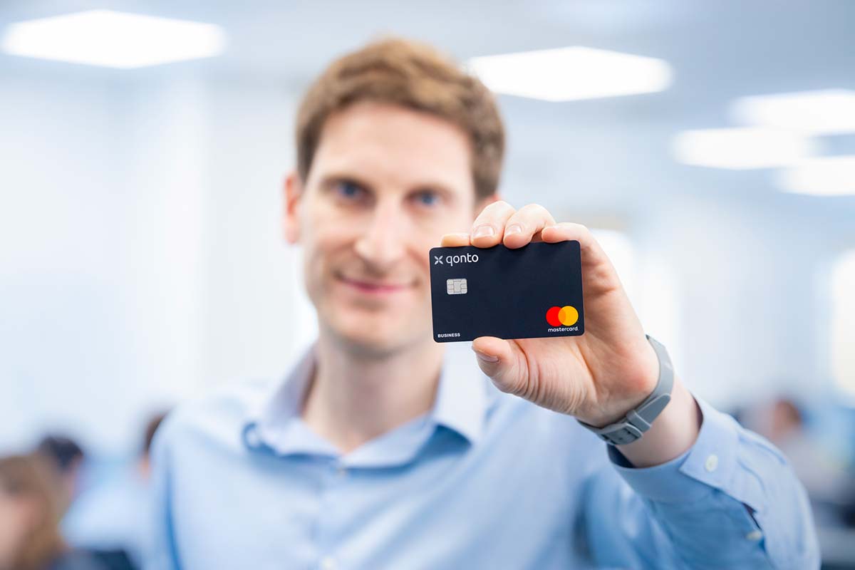 photo d'Alexandre Prot CEO de Qonto tenant la carte mastercard qonto one'