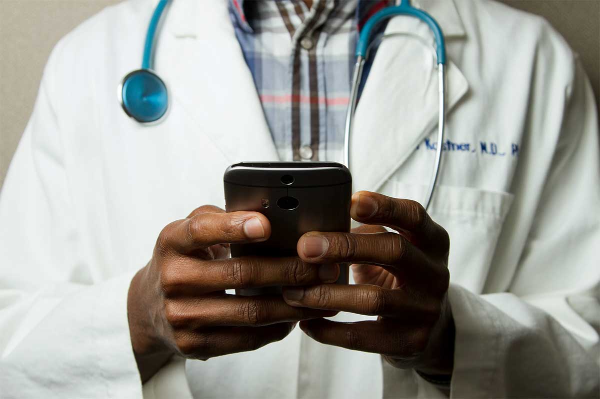 Photo medecin avec un smartphone
