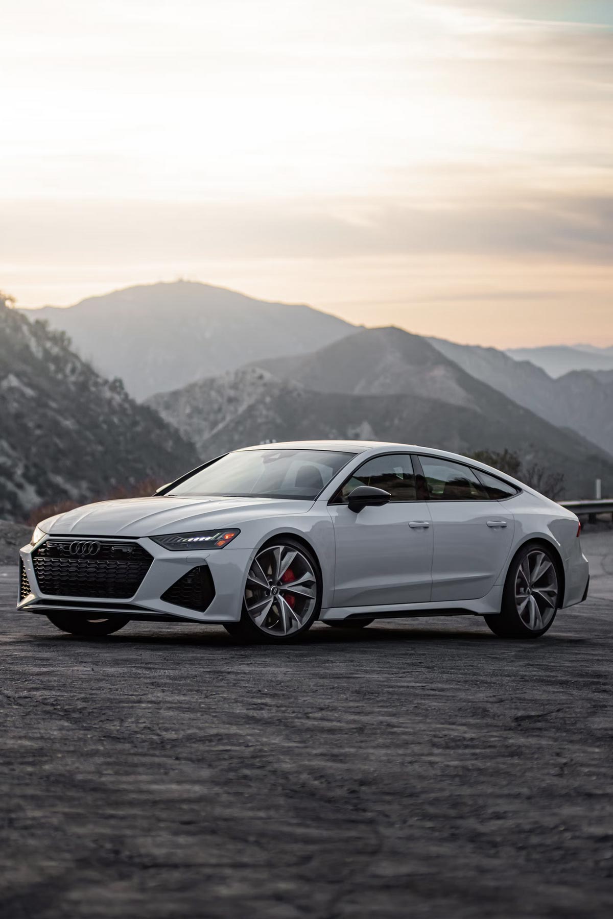 Photo d'une audi devant des montagnes