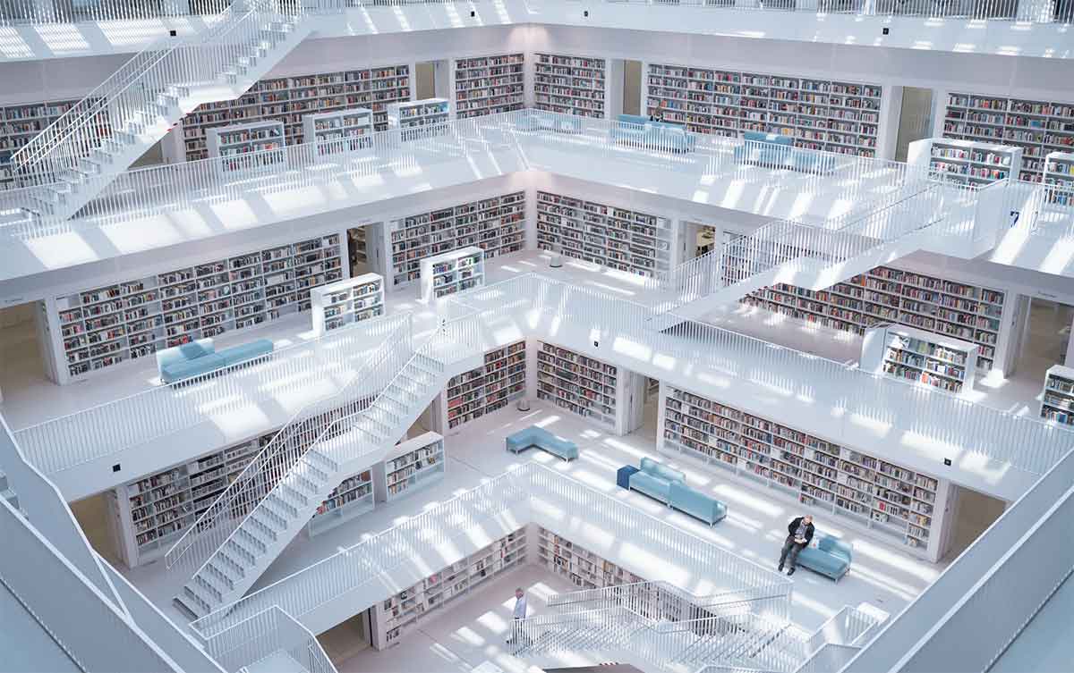 Photo d'une bibliothèque blanche sur plusieurs étages