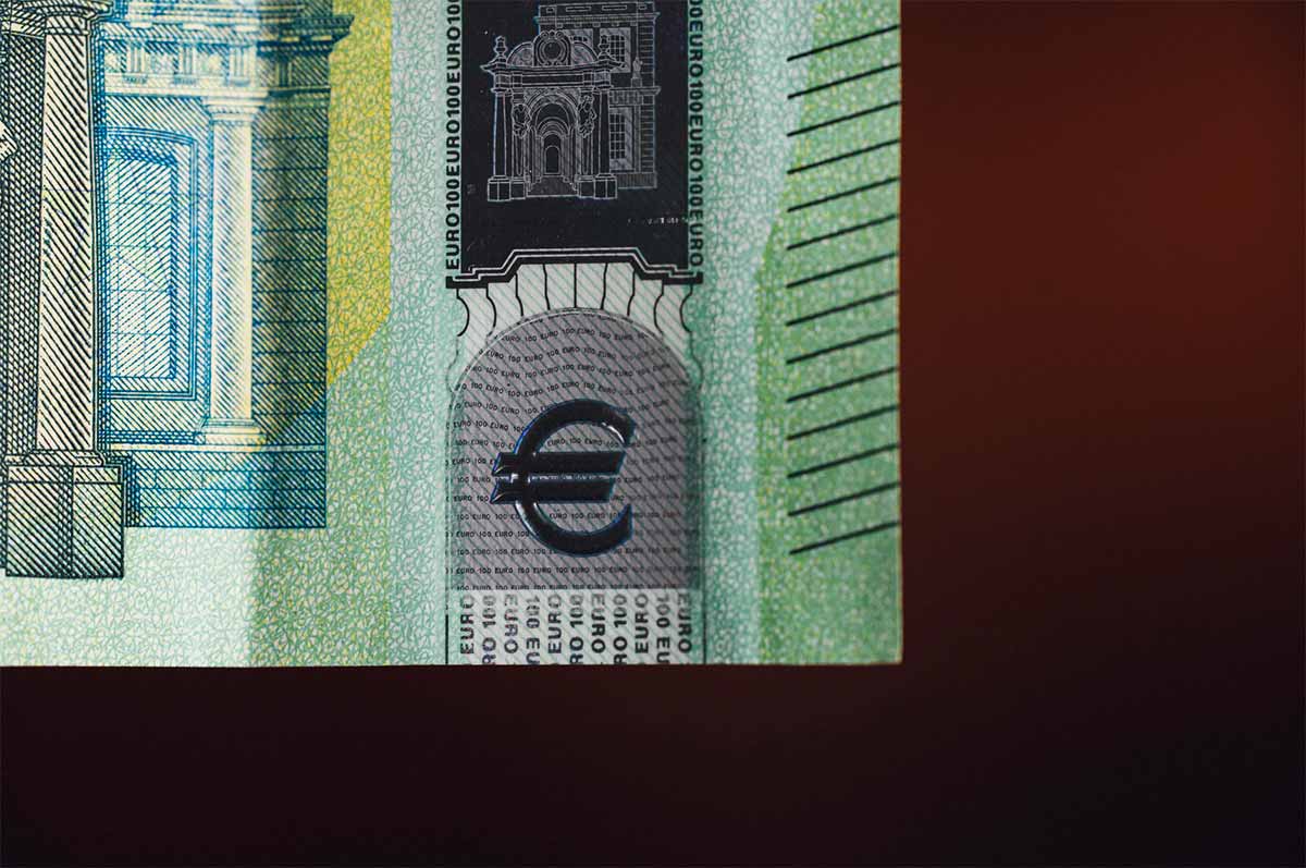 Photo d'un billet de banque en détail sur le signe euro