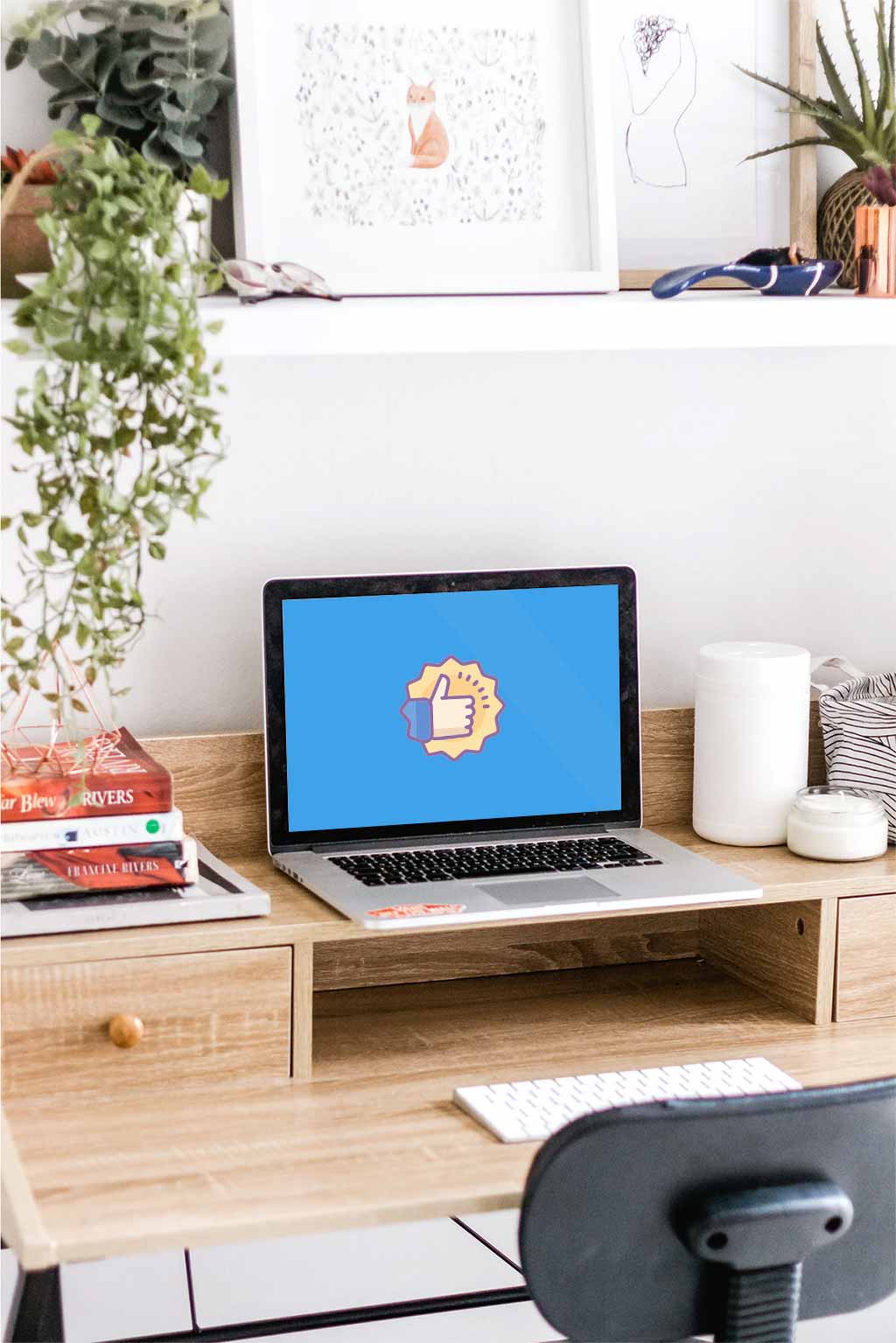 Photo d'un bureau avec un laptop avec dans l'écran un  picto pouce en l'air