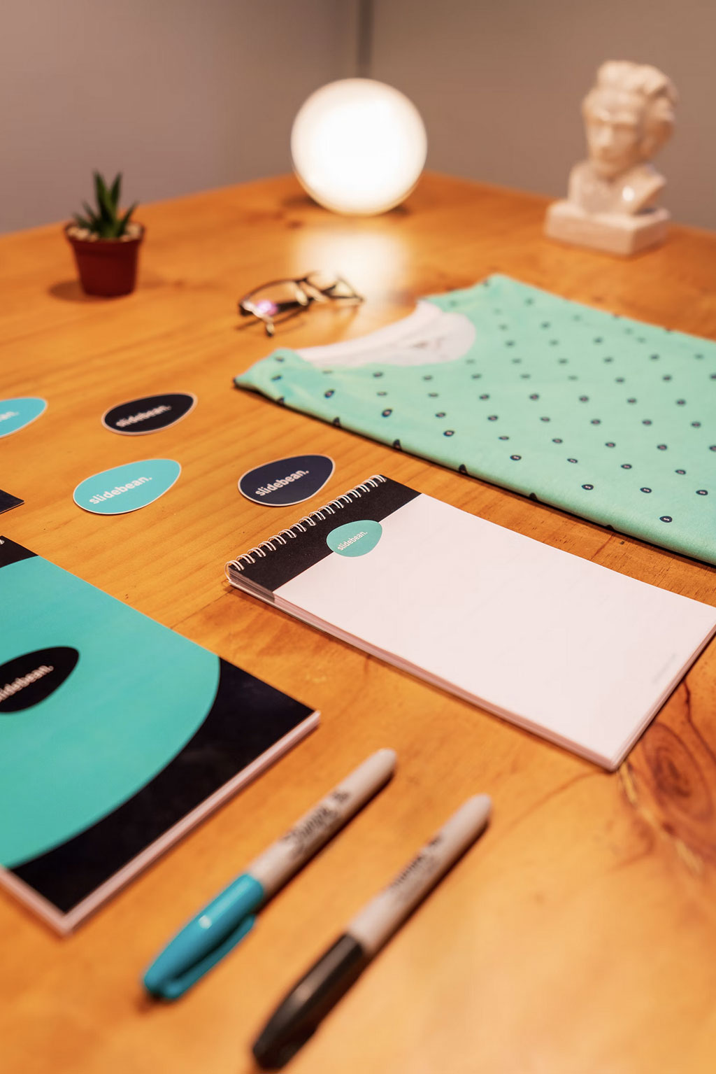 Photo d'un bureau avec des fournitures de bureau