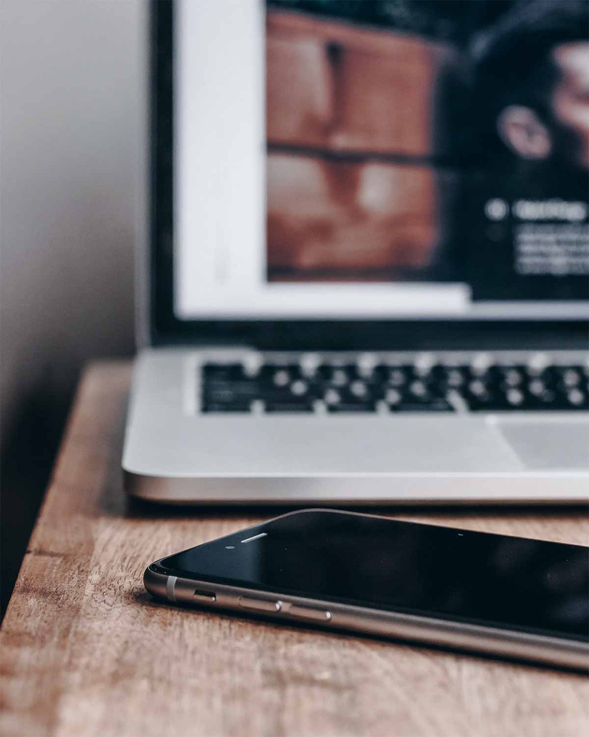 Photo d'un bureau avec un ordinateur portable et d'un iphone
