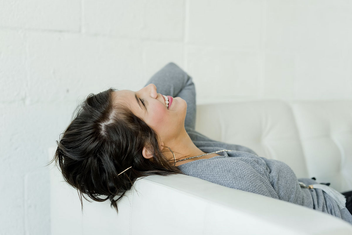 Photo d'une femme souriant sur un canapé