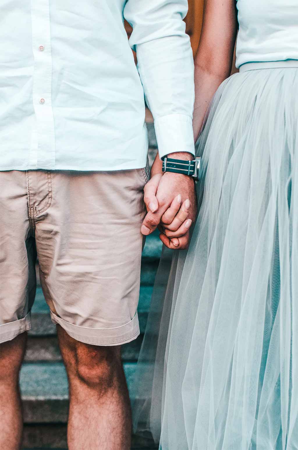 photo d'un homme et une femme qui se tiennent par la main