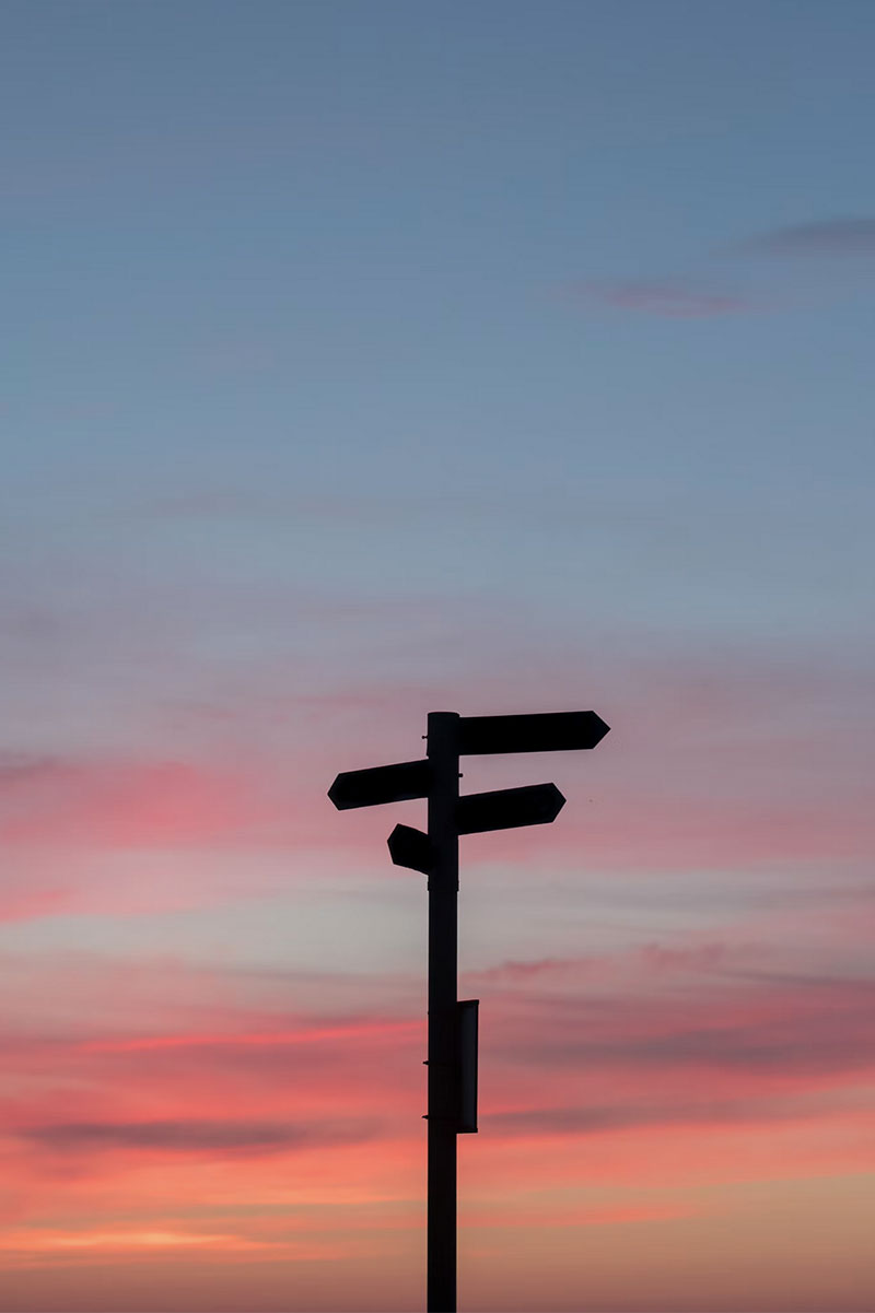 Photo d'un panneau avec plusieurs directions