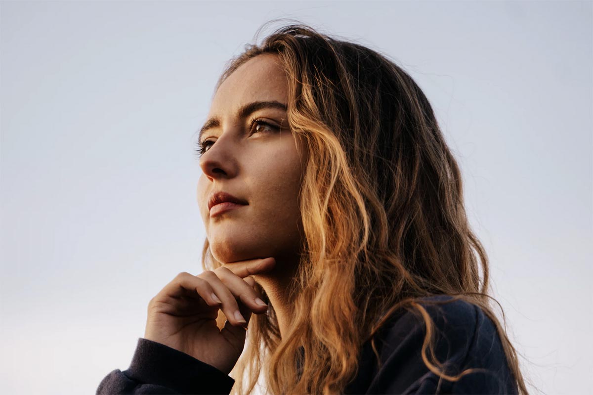 Photo d'une femme pensive