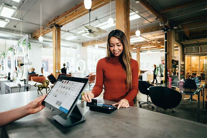 Photo d'une femme effectuant un paiement par carte dans un restaurant