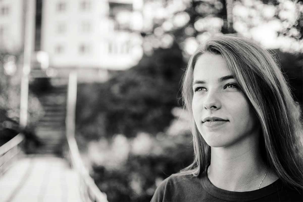Photo portrait en noir et blanc d'une jeune femme