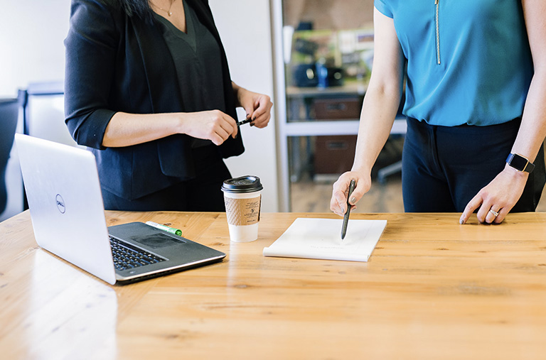 Photo de deux femmes dans un bureau