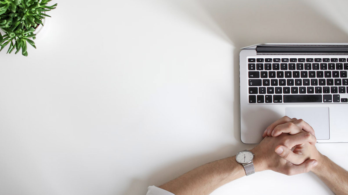 Photo de main serrées devant un laptop