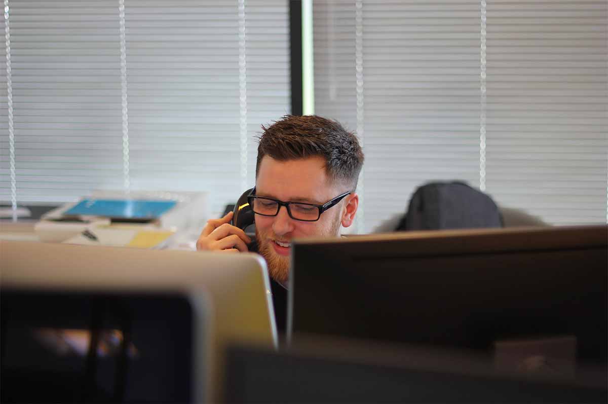 Photo homme au téléphone au bureau