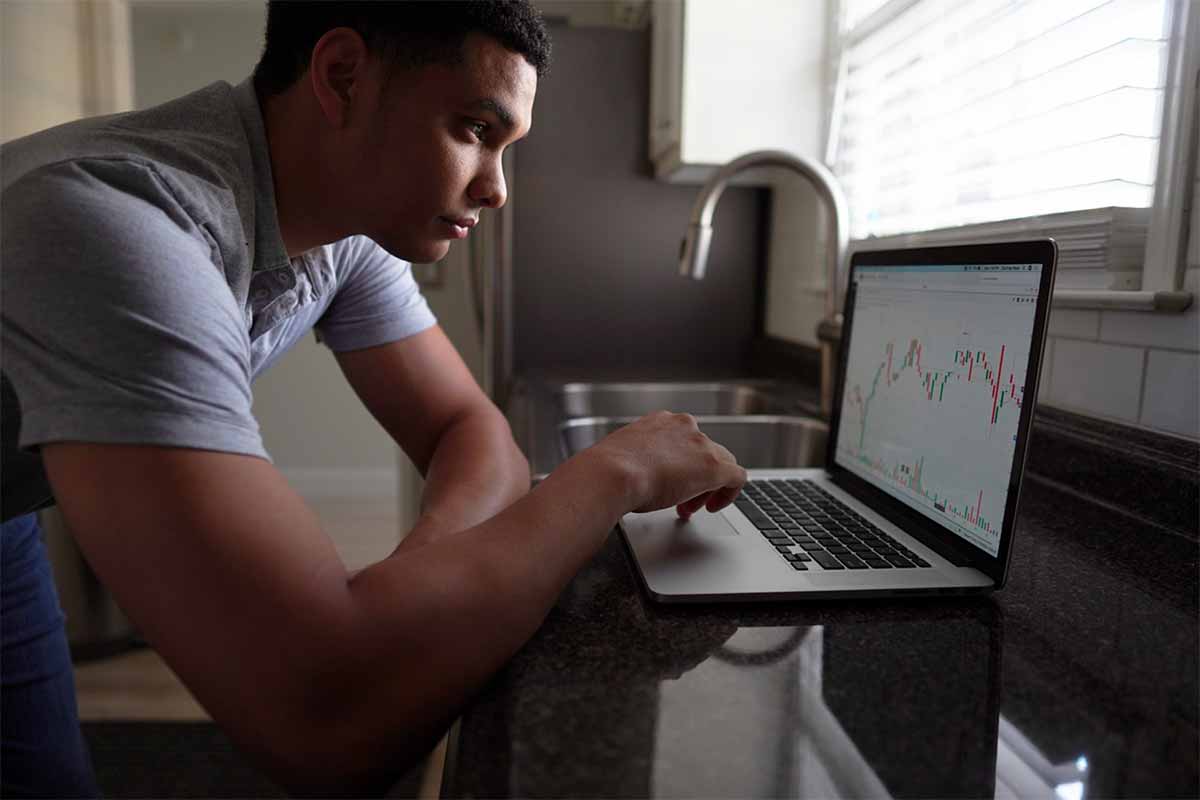 Photo d'un homme devant une plateforme de trading'