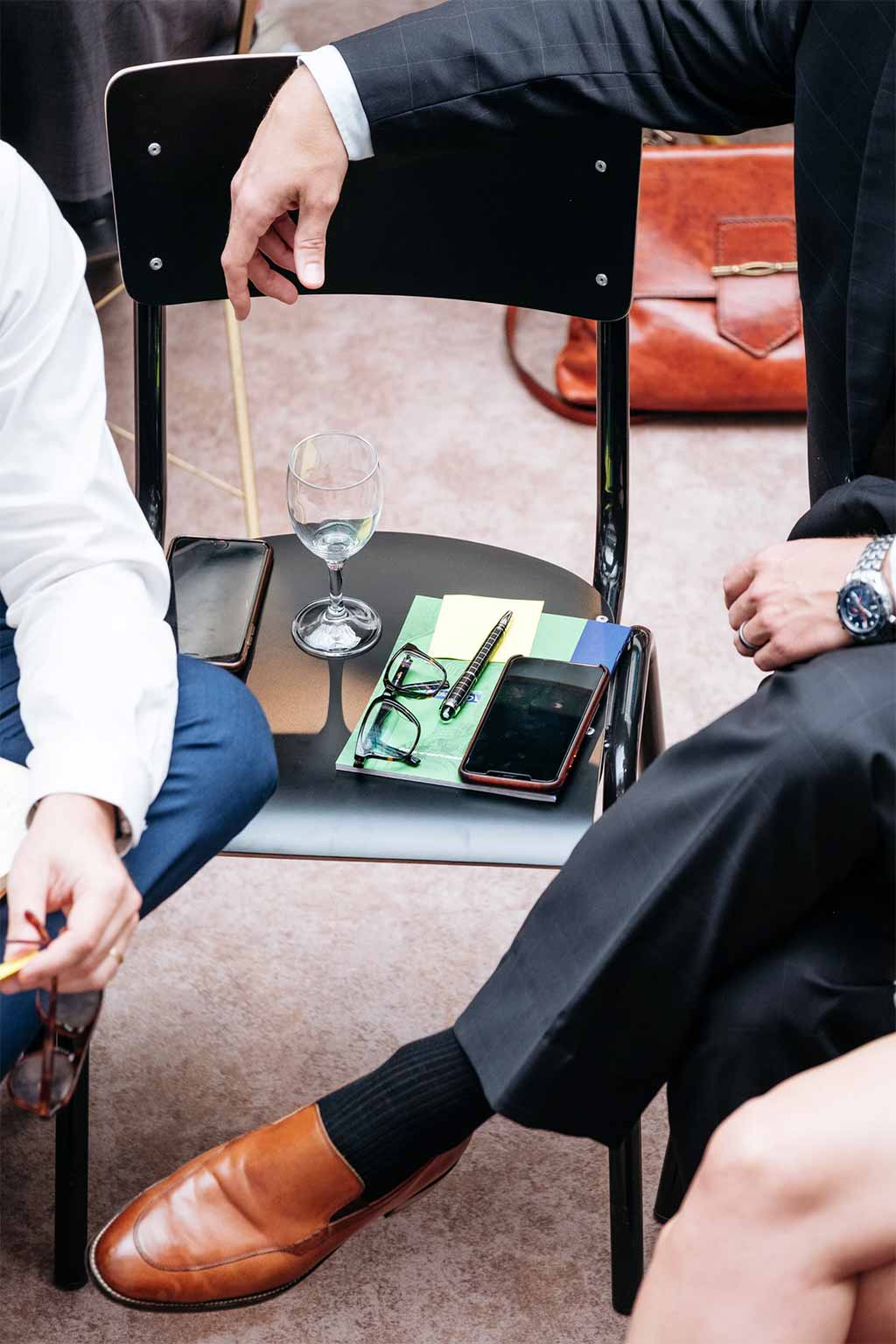 Photo afterwork deux hommes en costumes