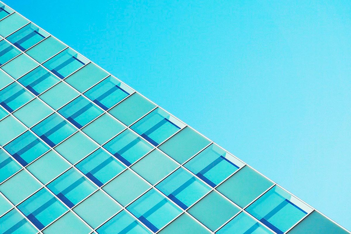 photo d'immeuble et d'un ciel bleu