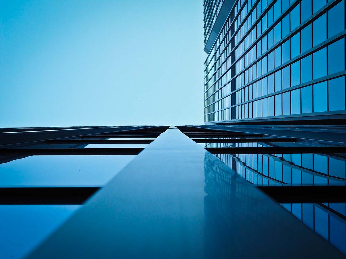 photo de d'un immeuble avec un ciel bleu