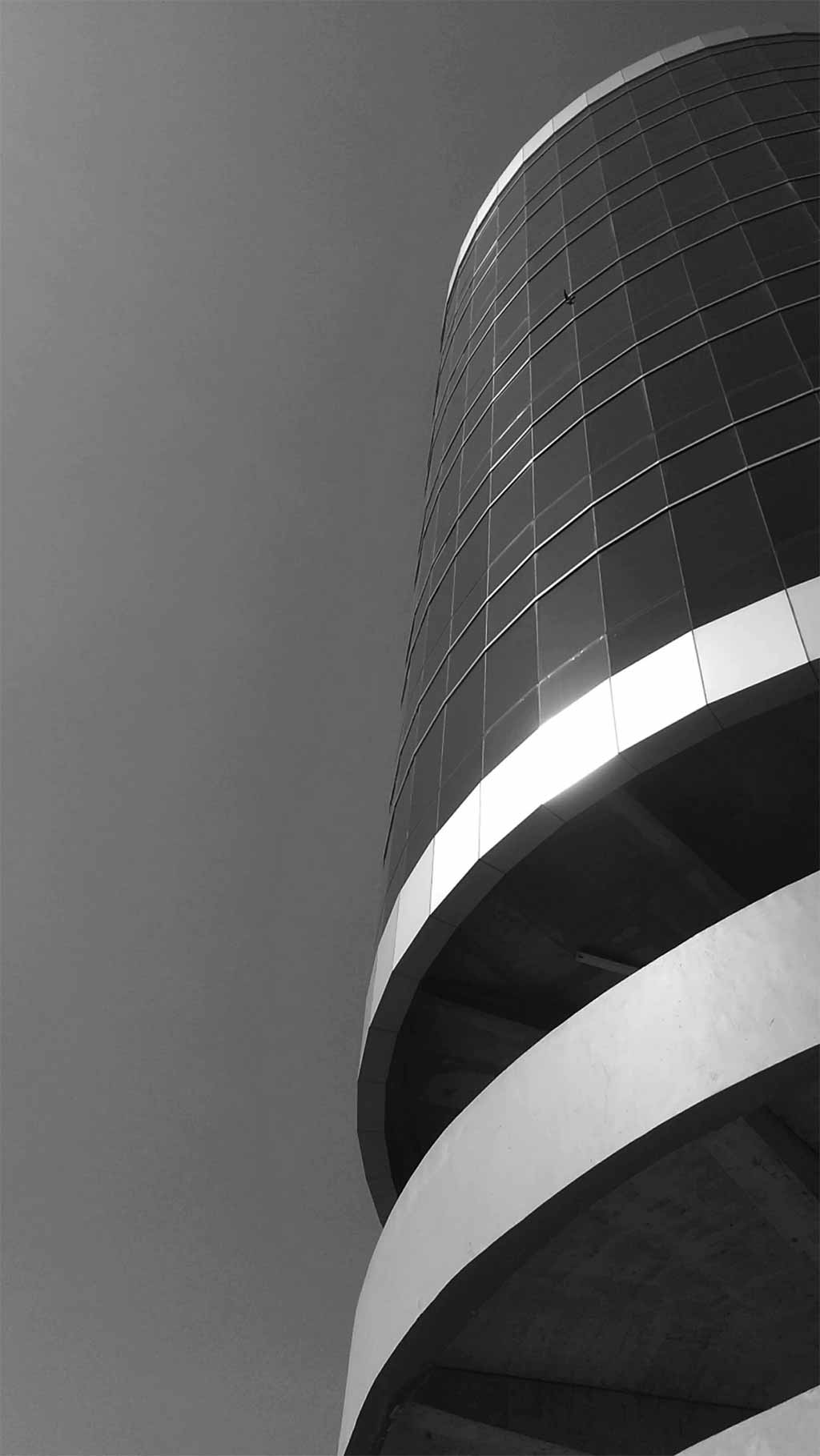 Photo en noir et blanc d'un immeuble vitré