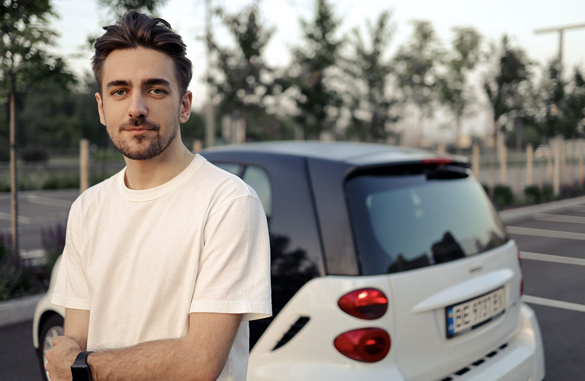 Photo d'un jeune conducteur