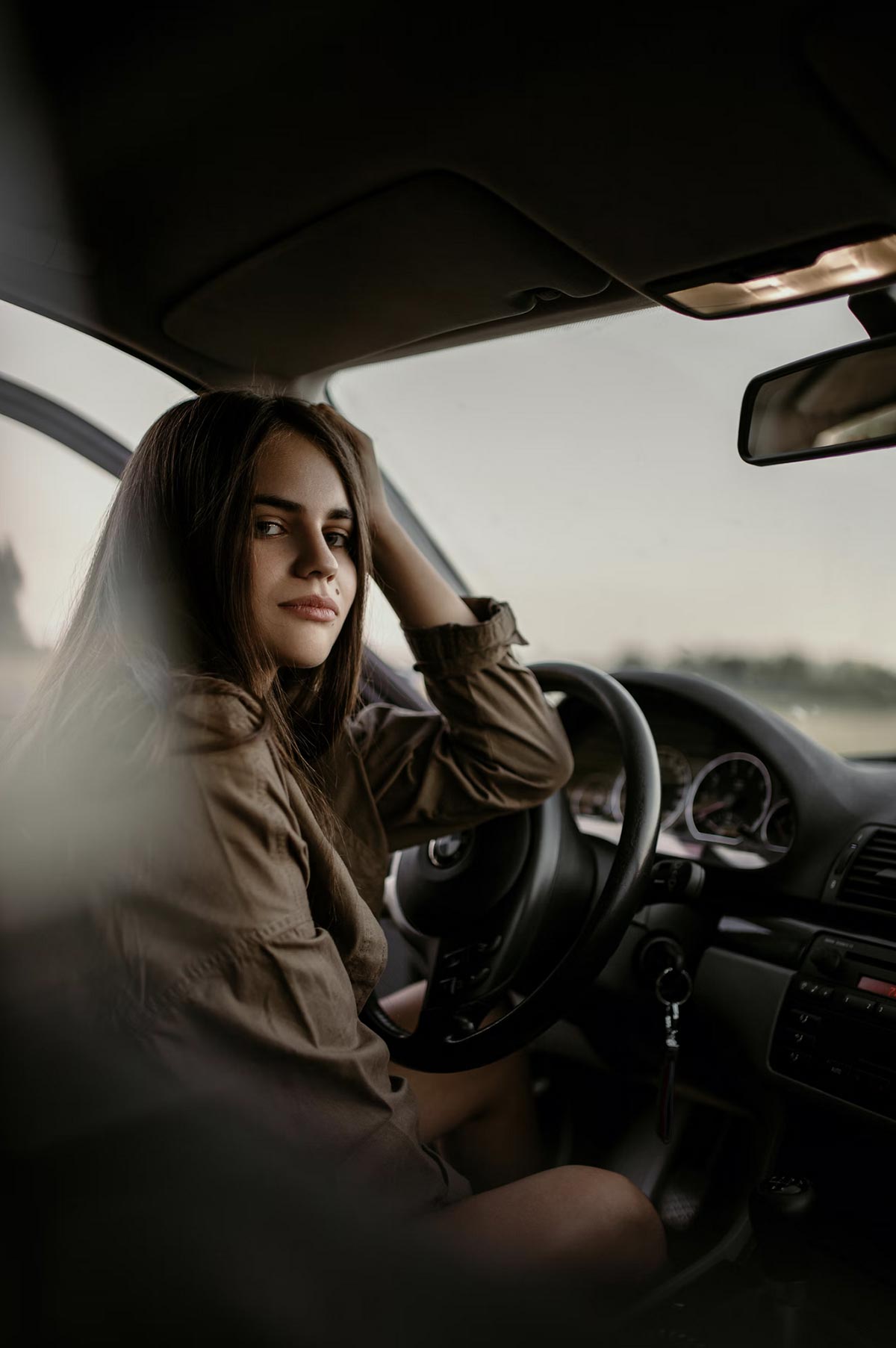 Photo d'une jeune conductrice qui pose