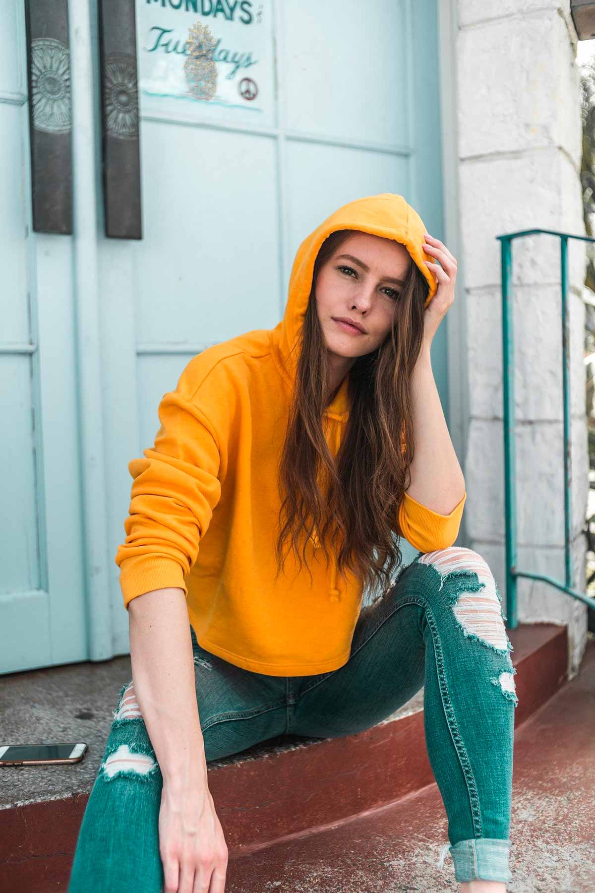 photo d'une jeune femme assise sur des escaliers