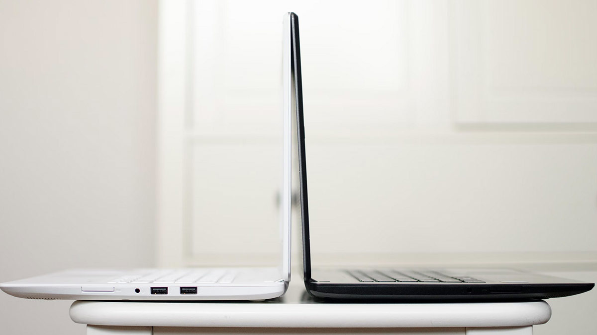 Photo de deux laptop, un noir et un blanc
