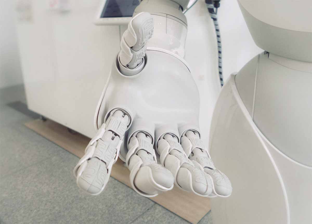 Photo main ouverte d'un robot