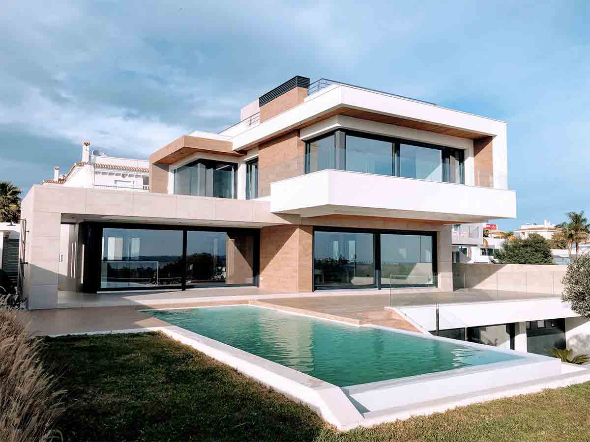 Photo d'une maison moderne avec piscine'