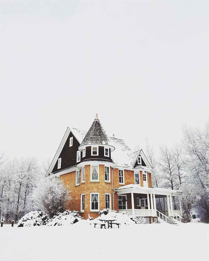 Photo d'une maison sous la neige'