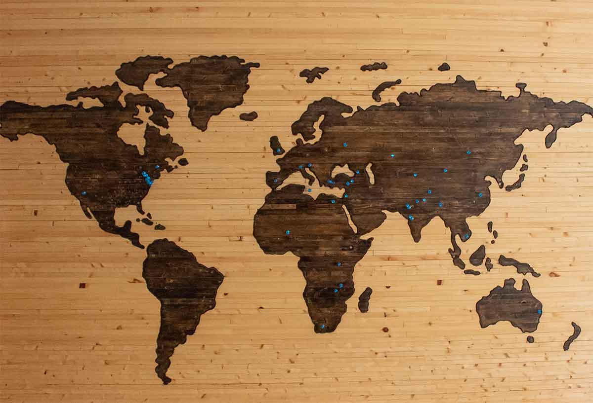 Photo d'une map monde en bois