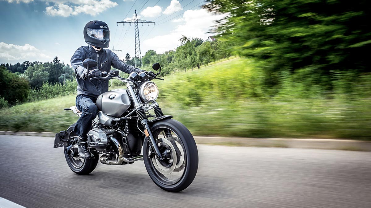 Photo d'une personne sur une bmw