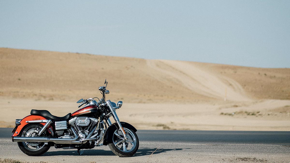 Photo d'une moto dans le desert