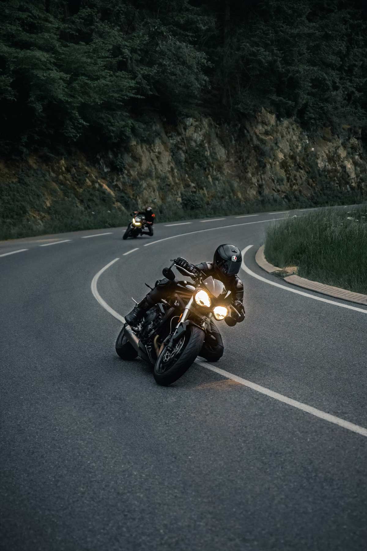 Photo d'un motard sur la route