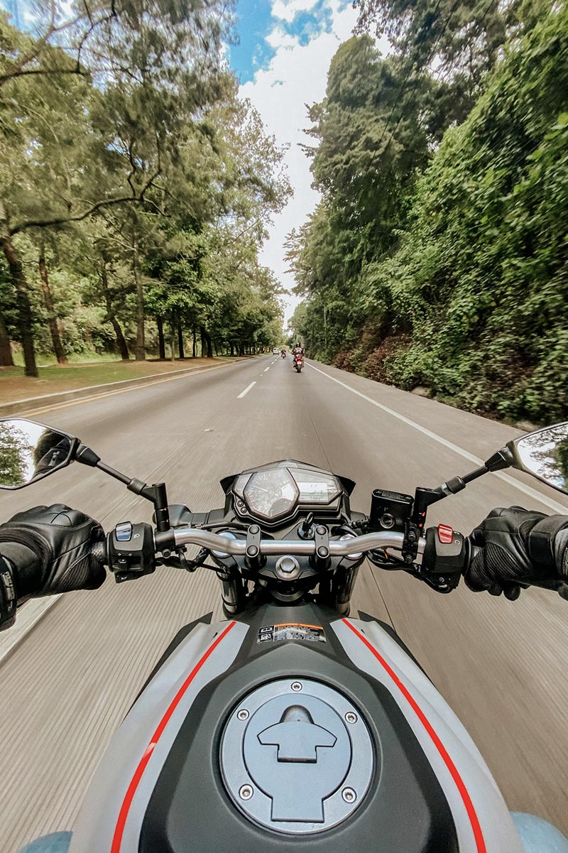 Photo d'une moto sur la route