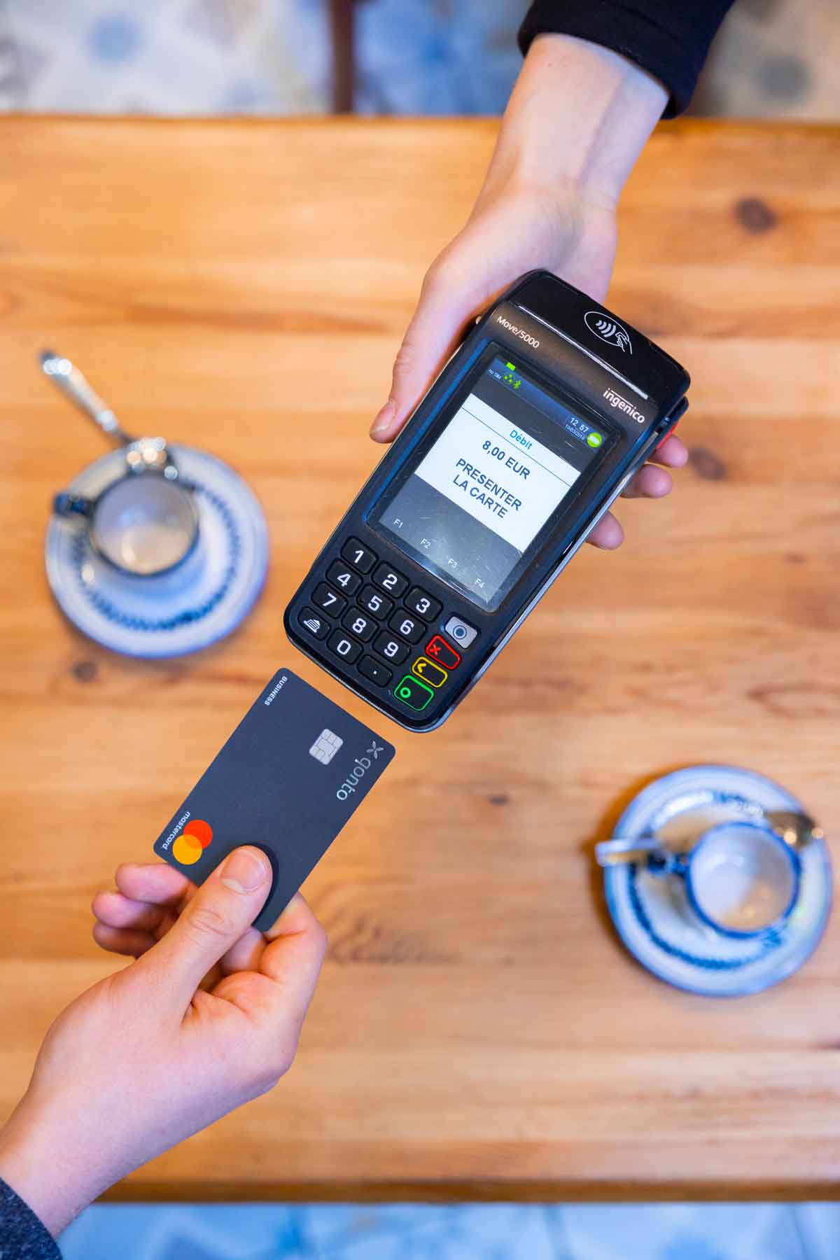 Paiement par carte au comptoir avec une carte mastercard Qonto one