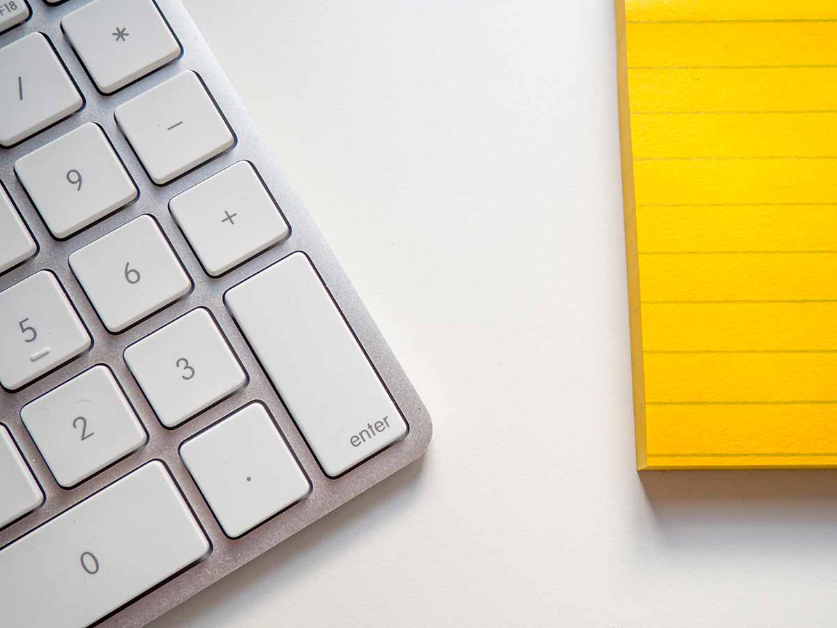 Photo du pavé numerique d'un clavier et d'un post-it