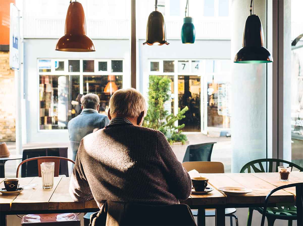 Photo d'un homme agé au café