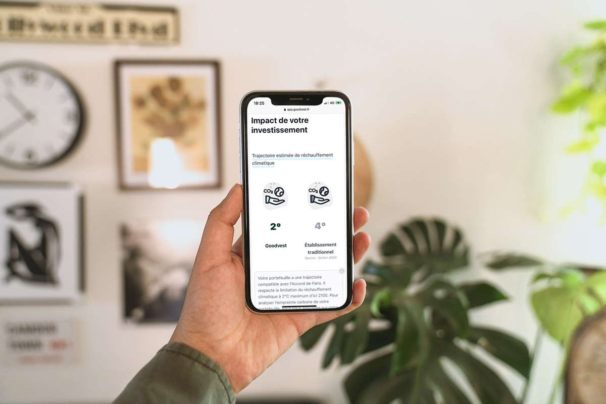 Photo d'un smartphone avec Goodvest sur l'impact d'investissement