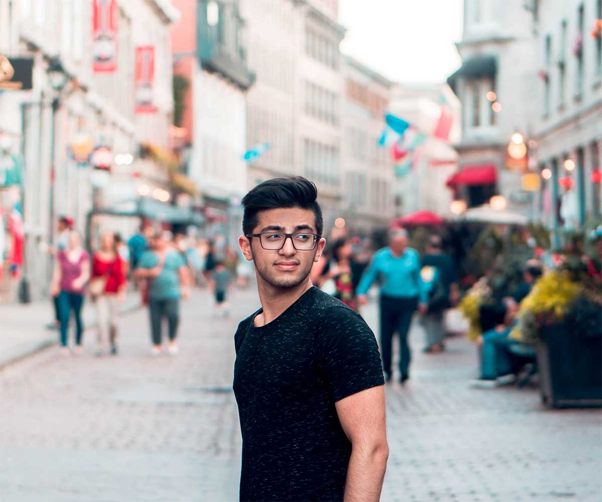 Photo d'un jeune homme dans une rue passante