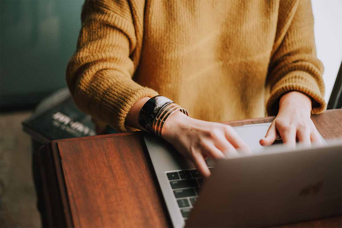 Photo personne utilisant un laptop