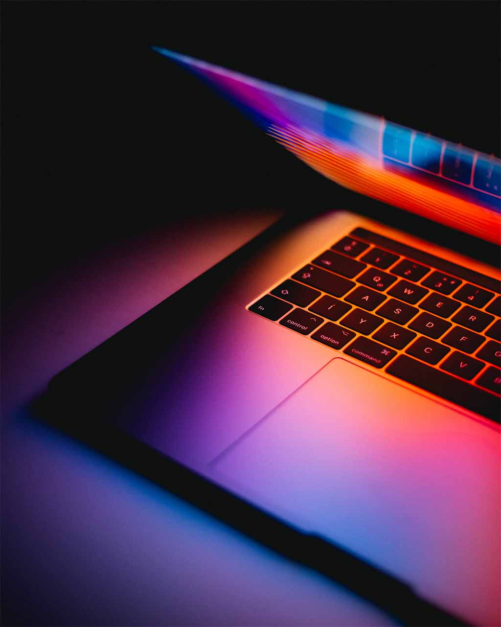 Photo Macbook avec lumières colorées